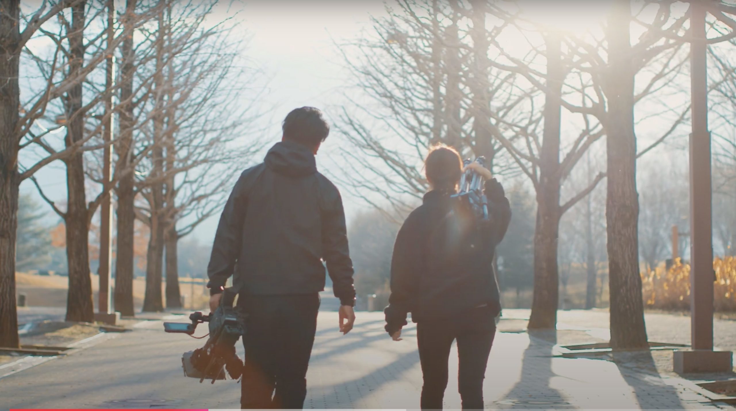 ビデオカメラマンとアシスタント